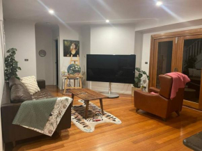3BR Artistic Home, Netflix, Gym, Camberwell market. Taste The True Melbourne, Camberwell